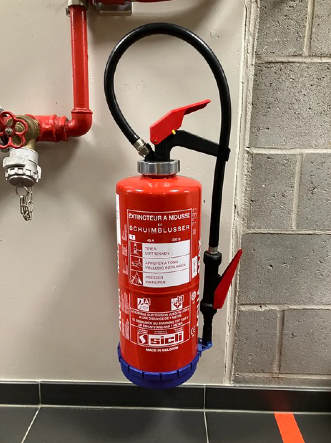 Foam fire extinguisher